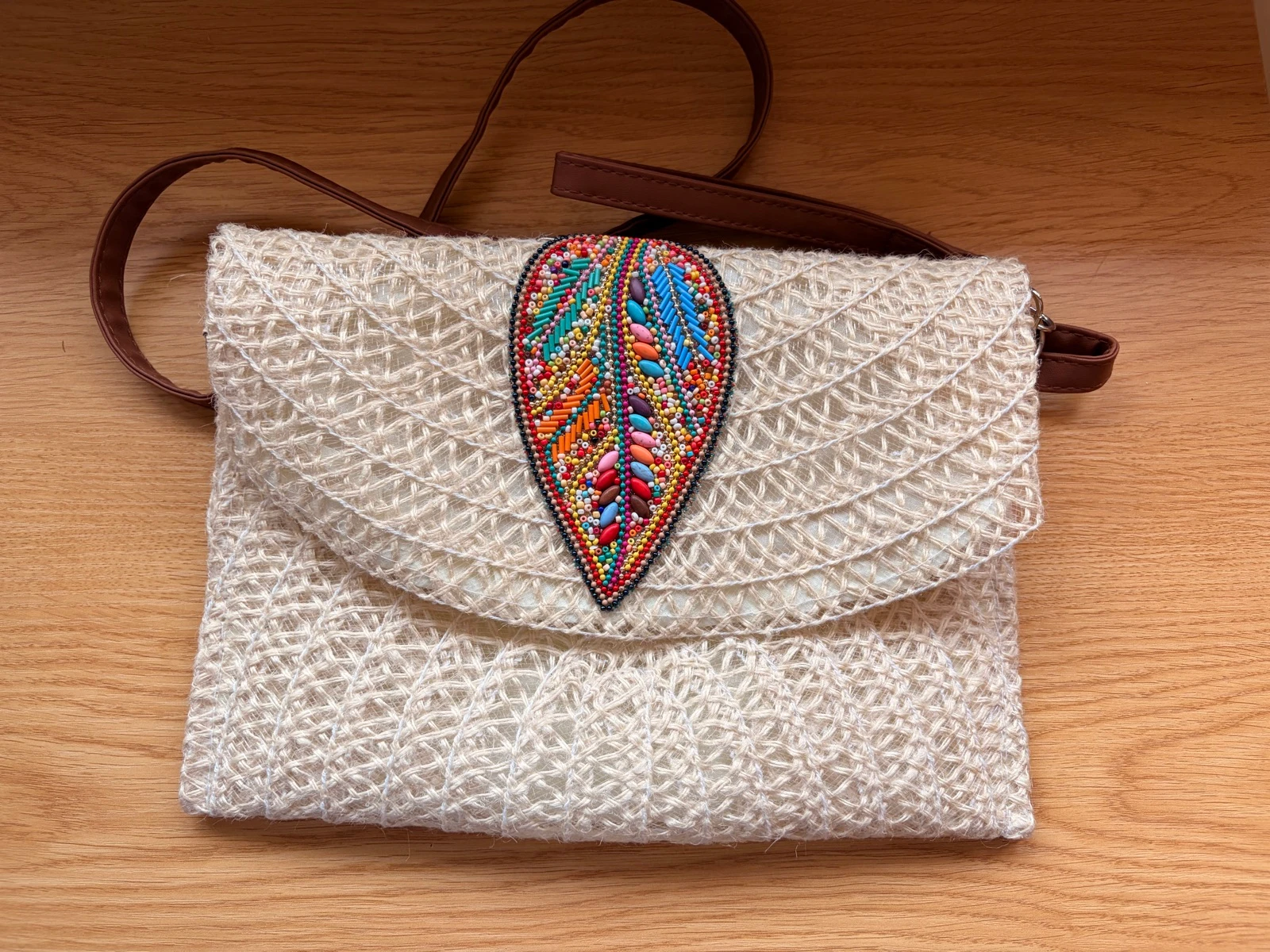 Bolso estilo boho con llamativo detalle de hoja 